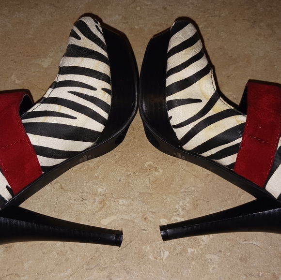 🦓 Cute Zebra Print Mary Jane Heels With Red Buckle 🦓 - Picture 7 of 14